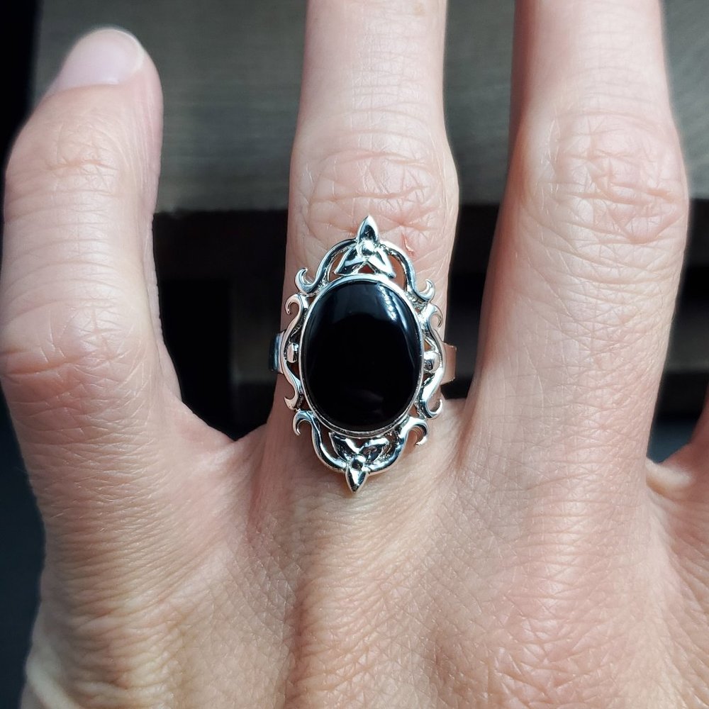 Size 7 Sterling Silver Bright Fancy Oval Black Stone Ring - Picture 1 of 7